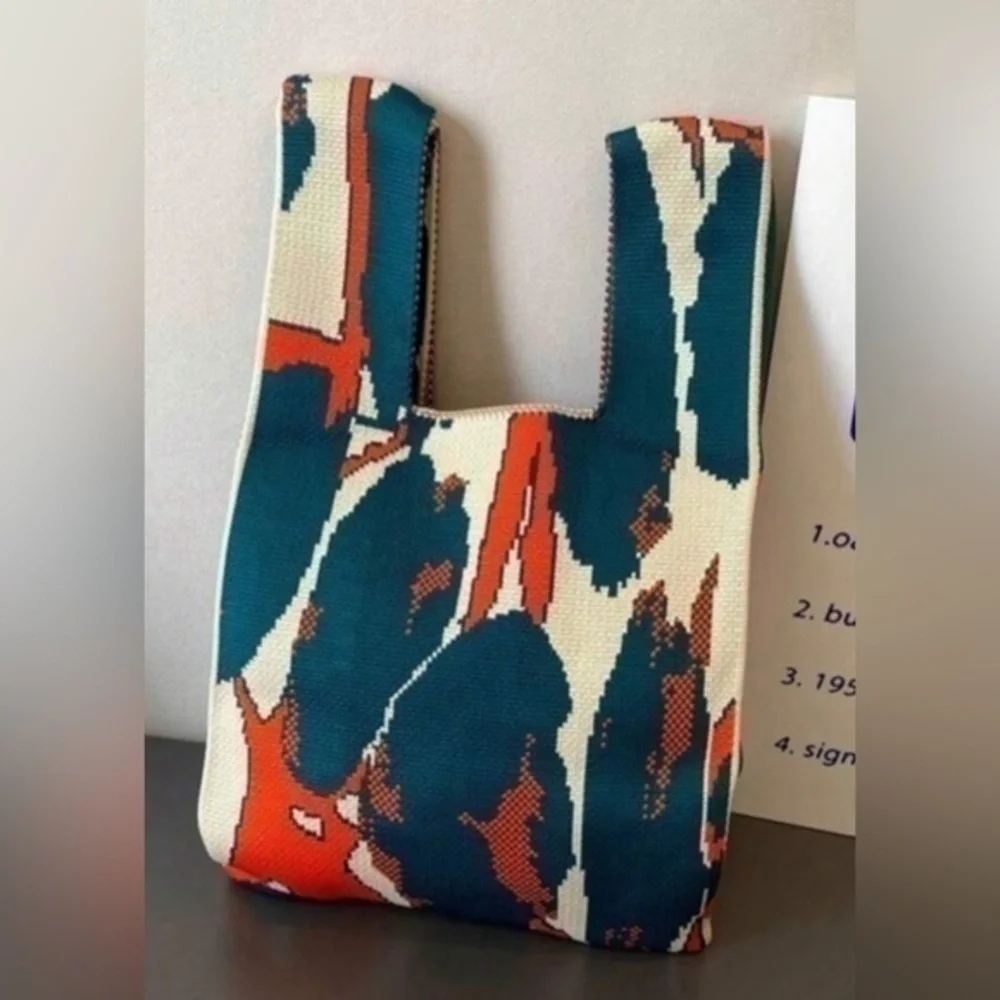 ✨NEW✨ Abstract Patterned mini wrist wristlet tote 👜 Bag